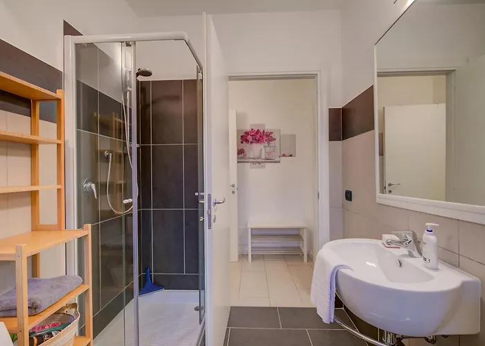 Lenni Swimming Pool And - Happy